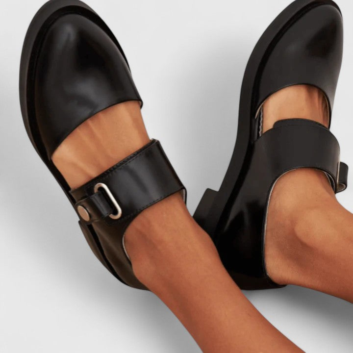 Elegant women’s shoes shown on a plain background with a refined classic shape.