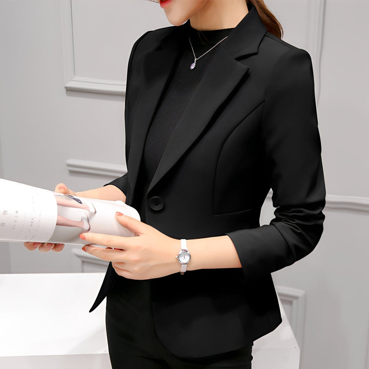  Woman in an elegant blazer with a streamlined shape and classic lapel detail.