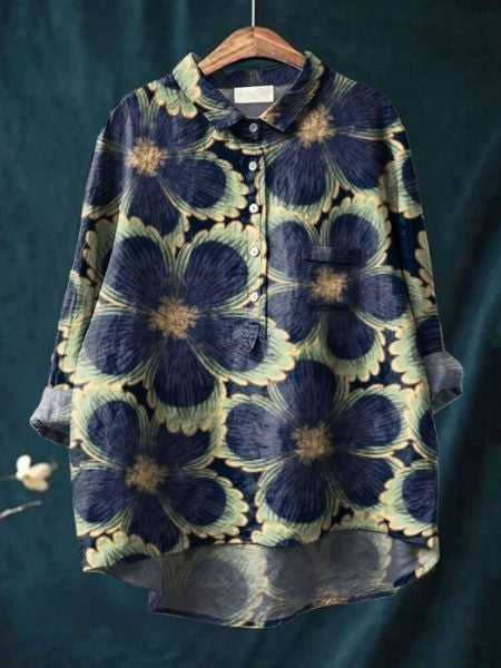 An elegant floral blouse with a relaxed everyday fit.