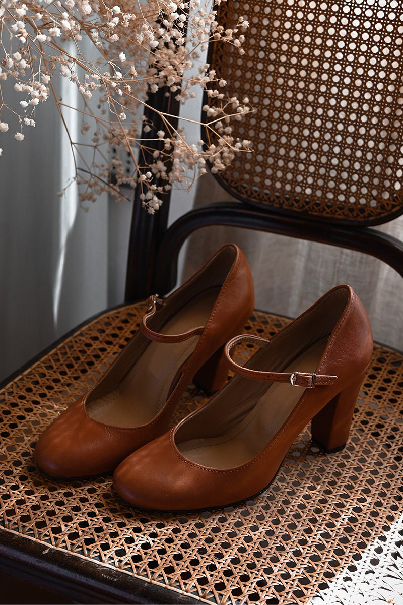 Brown sandal with slim front strap