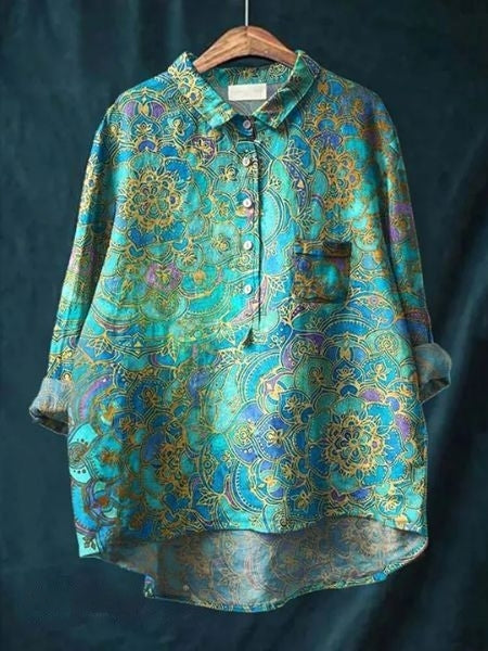 A lightweight printed blouse with a feminine look.