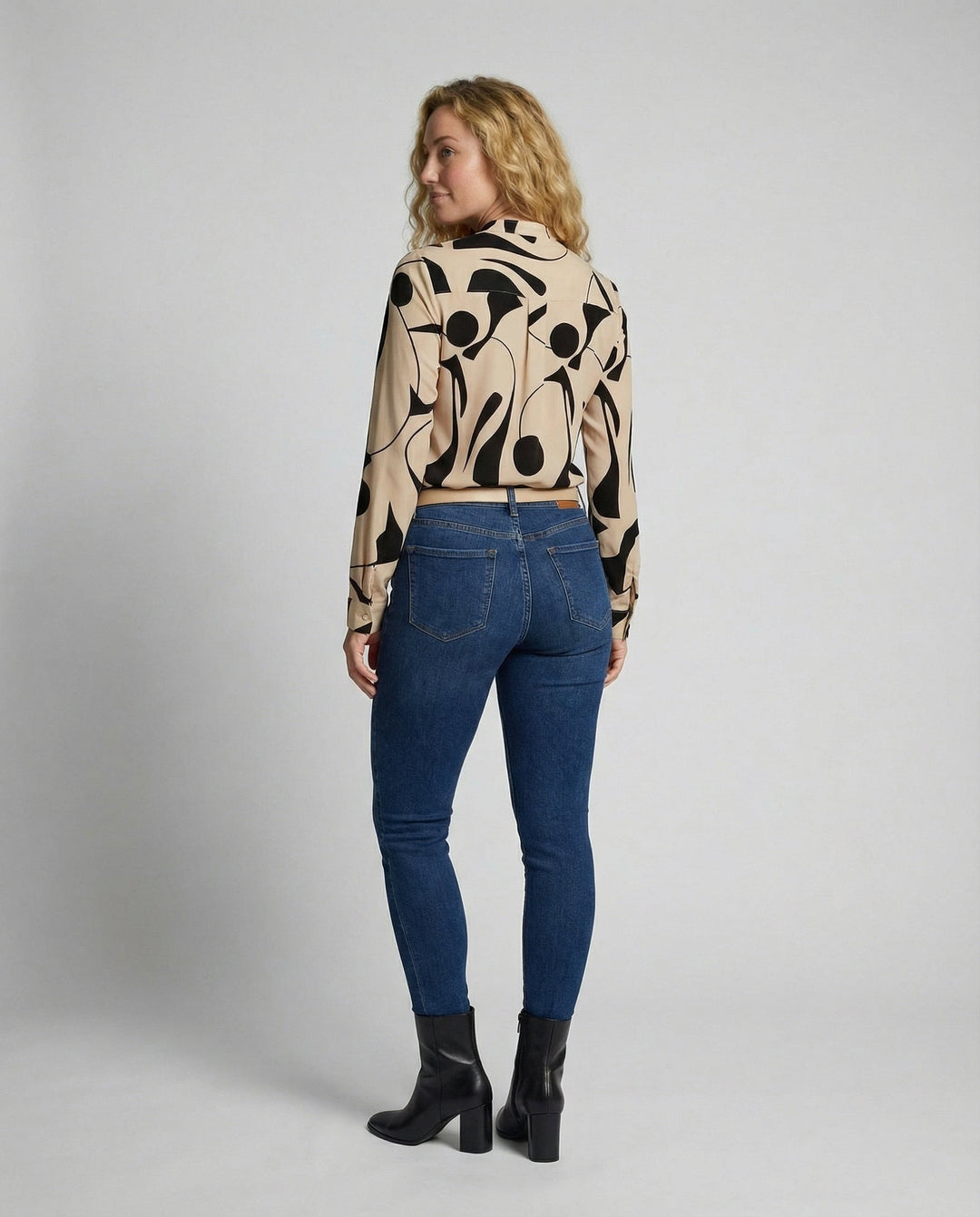 Lightweight blouse suitable for daily wear.