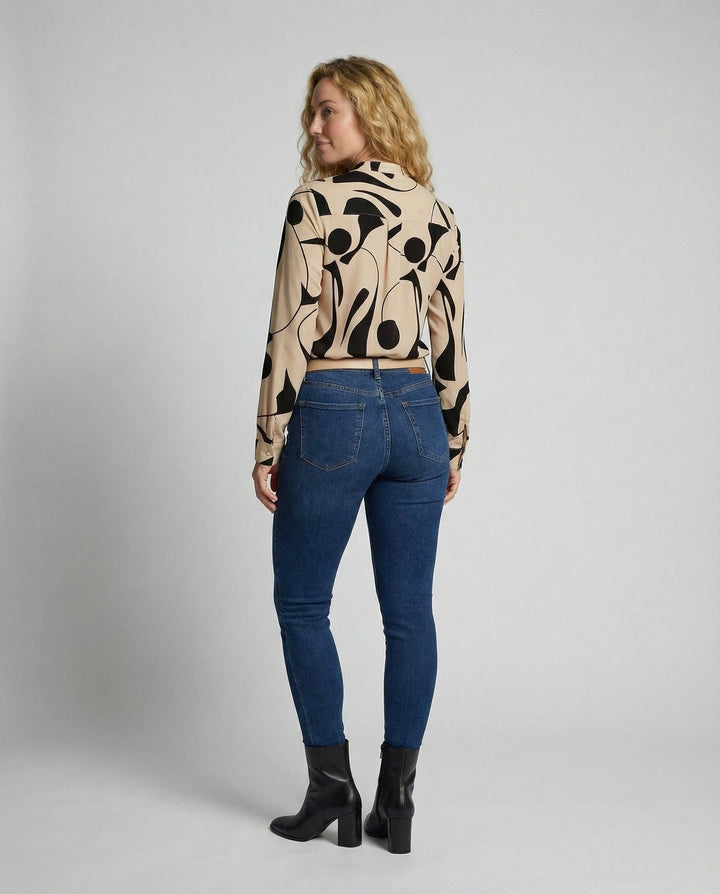 Lightweight blouse suitable for daily wear.