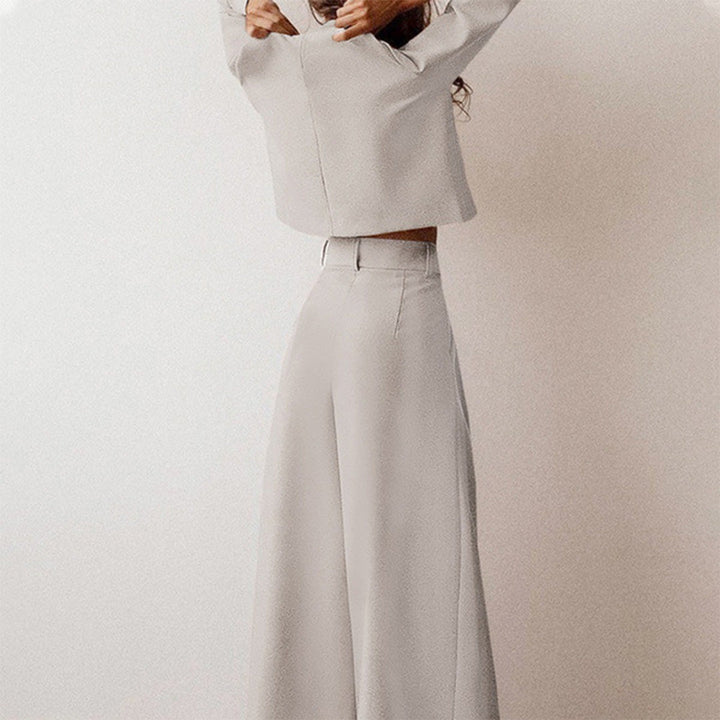 Female in a relaxed two-piece outfit designed for casual daily wear.
Woman wearing a coordinated cropped