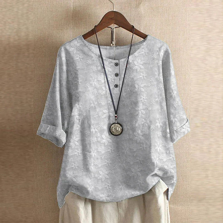 A relaxed floral blouse with long sleeves and a timeless look.
