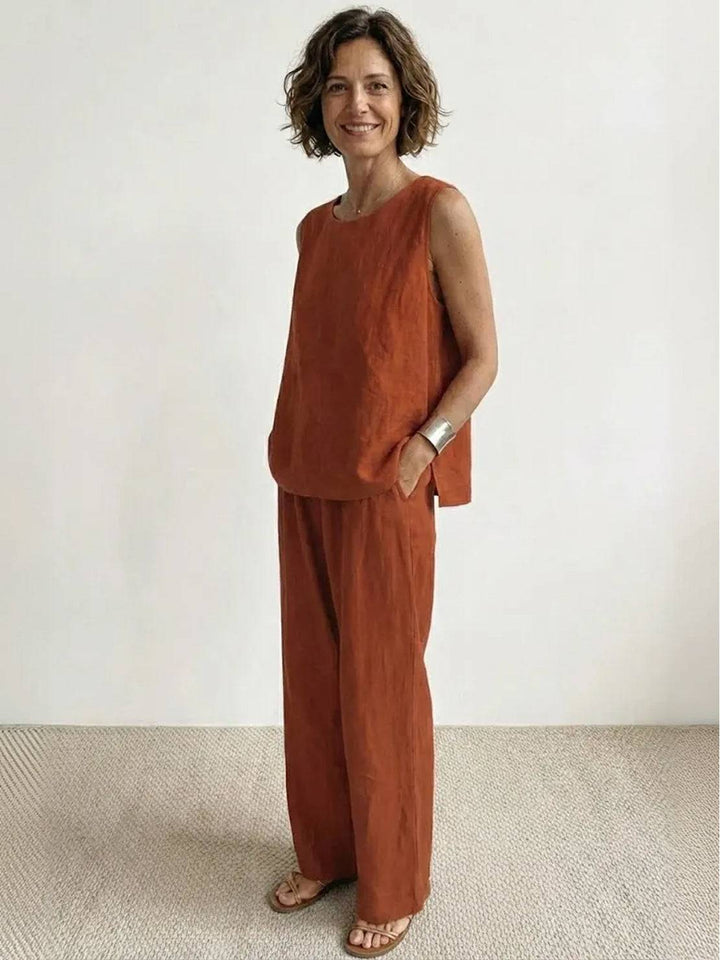  Woman wearing a solid-colour sleeveless set with flowing wide-leg trousers.
