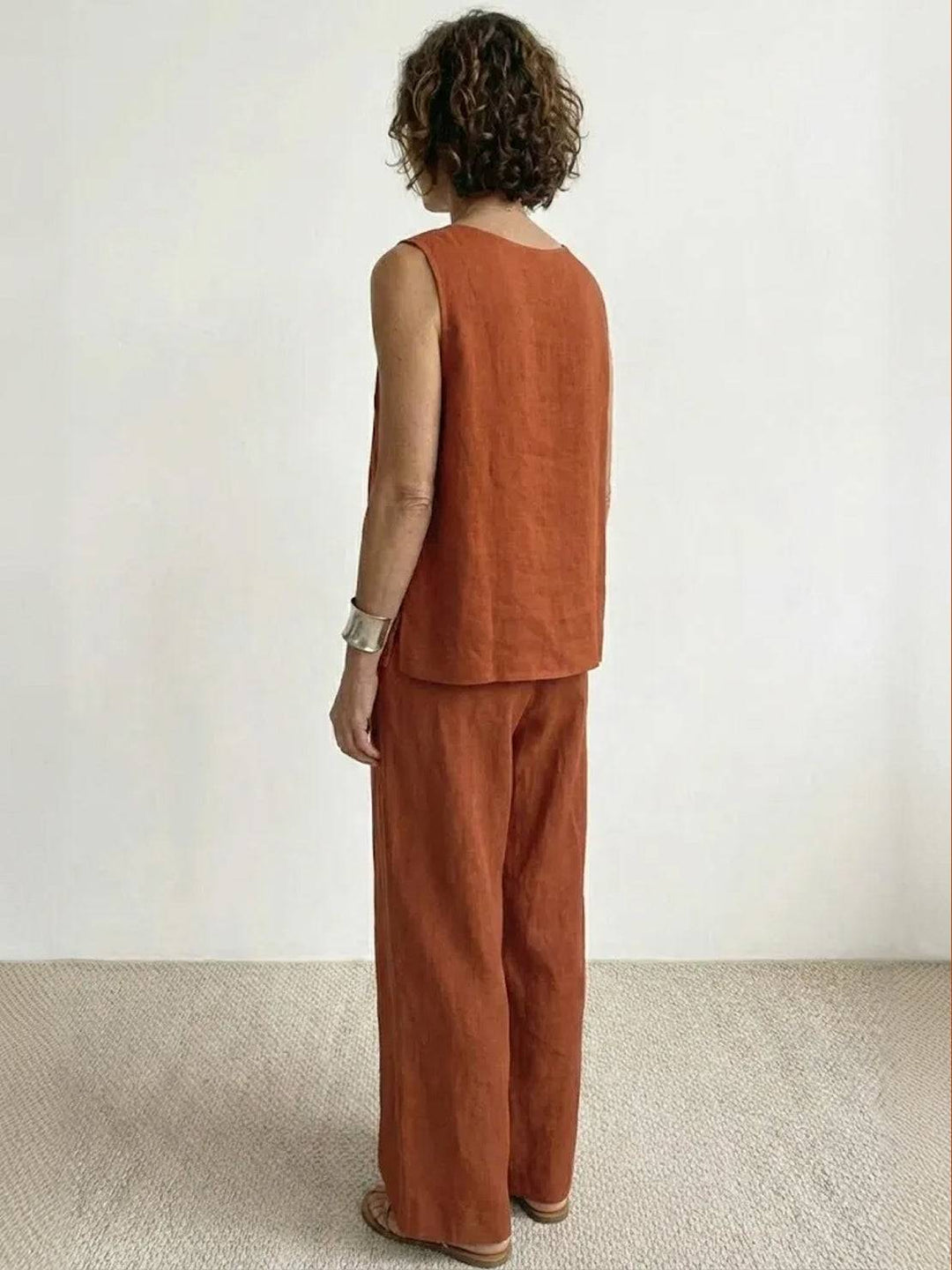  Female model in a sleeveless matching outfit designed for casual everyday styling.