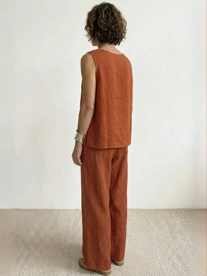  Female model in a sleeveless matching outfit designed for casual everyday styling.