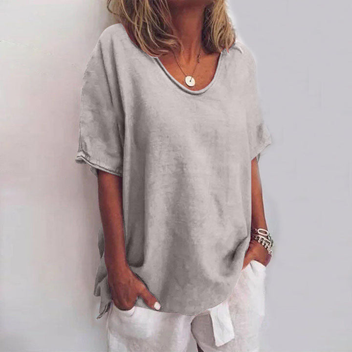 Woman in a breathable casual blouse with a relaxed everyday fit.